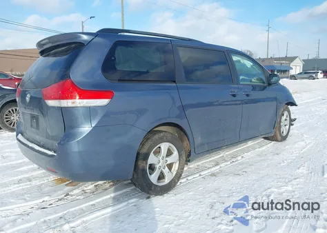 2014 Toyota Sienna Le V6 8 Passenger z USA, uszkodzony, nr VIN 5TDKK3DC2ES470219